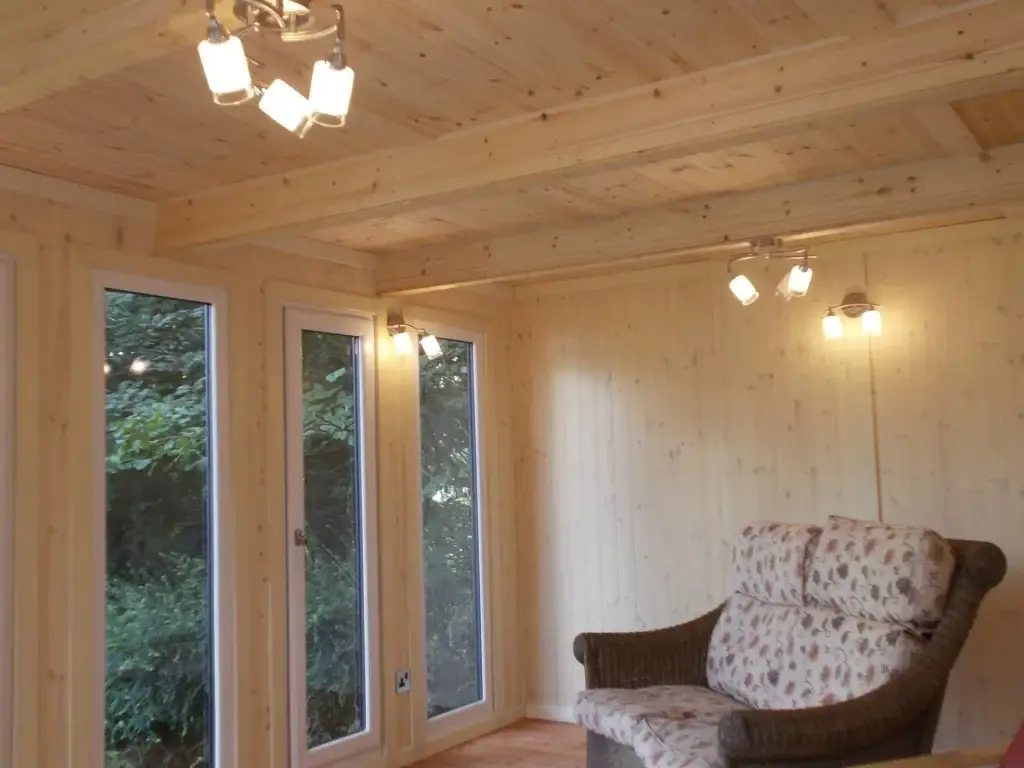 19 LANCASHIRE SUMMERHOUSES GARDEN ROOM FULLY LINEDAND INSULATED WITH ELECTRICS FOR ALL YEAR ROUND USE